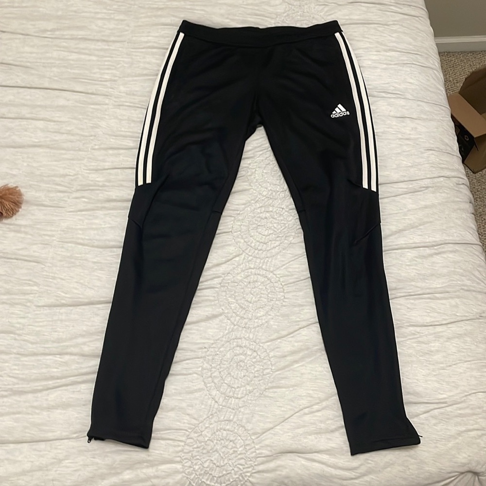 Classic adidas soccer style sweat pant, size M